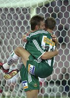 16.07.2003<br>Rapid - Pasching/4:2(2:0)<br>der Torsch�tze des 1:0, WAGNER Rene, gratuliert HOFMANN Steffen zu dessen erstem Tor als Kapit�n zum 3:0<br>52. Minute<br><br>