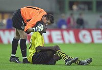 24.09.2003<br>Austria - Dortmund/1:2 (1:1)<br>MANDL Thomas (Austria) betreut<br>ADDO Otto (Dortmund) nach seiner Verletzung<br>33. Minute