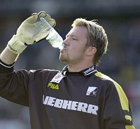 27.09.2003<br>Admira - GAK/1:1 (0:0)<br>SCHRANZ Andreas, tr�stet sich mit einem Schluck wegen der Steirergoals