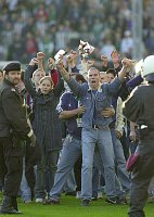 04.10.2003<br>Rapid - Salzburg/1:0 (0:0)<br>Rapidfans triumphieren nach dem Schlu�pfiff auf dem Spielfeld