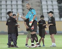 28.08.2004<br>Admira - GAK/2:0 (0:0)<br>SZAMOTULSKI Grzegorz klatscht mit den Ballbuben ab, nachdem er einem seine Trinkflasche geschenkt hat