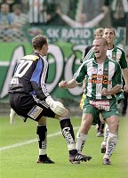 19.09.2004<br>Rapid - GAK/2:1 (1:0)<br>MACHO J�rgen sprintet �ber fast das ganze Spielfeld um DOSEK Tomas zum 2:1 zu gratulieren<br>84. Minute