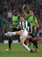 30.09.2004<br>Rapid - Sporting Lissabon/0:0<br>LAWAREE Axel (Rapid)<br>ENAKARHIRE (Sporting)<br>90. Minute