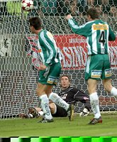 24.10.2004<br>Rapid - Austria/1:1 (0:0)<br>Ausgleich zum 1:1 - die Dritte<br>.....und kassiert das Kopftor zum 1:1 durch<br>KATZER Markus<br>HIDEN Martin jubelt bereits<br>DIDULICA Joey geschlagen am Boden<br><br>54. Minute