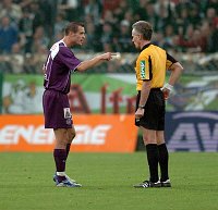 24.10.2004<br>Rapid - Austria/1:1 (0:0)<br>DOSPEL Ernst protestiert gegen die Rote Karte f�r Rushfeldt bei SOWA Wolfgang<br><br>75. Minute