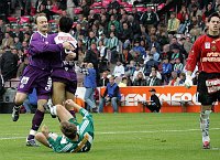 24.10.2004<br>Rapid - Austria/1:1 (0:0)<br>PAYER Helge, KORSOS Gy�rgy (Rapid)<br>VASTIC Ivica, RUSHFELDT Sigurd (Austria)<br>Jubel nach dem 0:1 durch Vastic<br><br>46. Minute