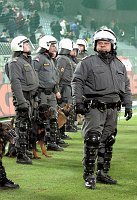08.12.2004<br>Rapid - FC Tirol/2:2 (0:2)<br>Polizeiaufmarsch nach Spielschlu�