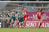 09.04.2005<br>Rapid - Mattersburg/2:1 (1:0)<br>KATZER Markus (Rapid) jubelt �ber sein Tor zum 1:0<br>K�SZEGI Anton (Mattersburg) reklamiert<br>45. Minute