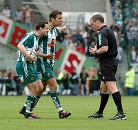 24.04.2005<br>Rapid - Pasching/2:1 (1:1)<br>HIDEN Markus und VALACHVIC Jozef beschwetren sich bei MESSNER Stefan �ber dei gelbe karte f�r Hlinka<br>41. Minute
