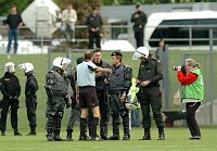 05.05.2005<br>Austria - GAK/0:3 (0:1) Abbruch in der 80. Minute<br>DRABEK Dietmar (Schiri) ber�t sich mit der Polizei