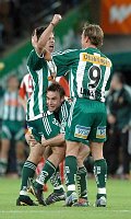 17.05.2005<br>Rapid - GAK/4:1 (1:0)<br>HOFMANN Steffen und LAWAREE Axel sind die ersten Gratulanten nach dem Bombentor vom MARTINEZ Sebastian zum 3:1<br>90. Minute