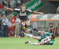 07.08.2004<br>Rapid - Salzburg/0:0<br>HIDEN Martin (Rapid) liegt<br>SCHRIEBL Alexander (Salzburg) fliegt<br>49. Minute