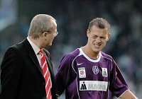 14.07.2004<br>Austria - Admira/2:1(0:1)<br>blau�ugiger DOSPEL Ernst wird vom Mannschaftsarzt vom Spielfeld geleitet<br>37. Minute