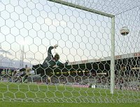 15.08.2004<br>Austria - Tirol/2:2 (2:2)<br>DIDULICA Joseph, beim vergeblichen Versuch, das Freisto�tor von Gr�ner zu verhindern<br>23. Minute