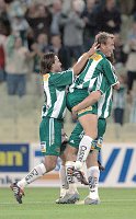 21.08.2004<br>Rapid - Mattersburg/3:0 (0:0)<br>MARTINEZ Sebastian und IVANSCHITZ Andreas jubeln mit LAWAREE Axel �ber dessen Tor zum 3:0<br>61. Minute