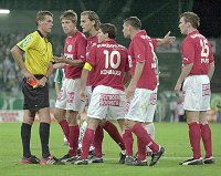21.08.2004<br>Rapid - Mattersburg/3:0 (0:0)<br>Mattersburger Spieler protestieren bei Schiri KRASSNITZER Manfred �ber die rote Karte f�r MANDREKO Sergej<br>87. Minute