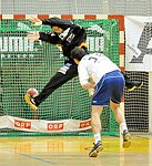 16.12.2011, Krems, Handball, Handball Liga Austria, HLA, UHK Krems, HC Hard<br>FILZWIESER Wolfgang, FRIEDE Bernd<br>abgewehrter Siebenmeter<br><br><br>Copyright DIENER / Zierlinger Karl<br>Marktgasse 3-7 / 4 / 5 / 21<br>A-1090 Wien<br>Telefax +43 1 955 32 35<br>Mobil +43 676 629 98 51<br>BA-CA<br>Bank Nr. 12000<br>Account Nr. 00712 223 783<br>e-mail: agentur@diener.at<br>Datenbank: www.diener.at