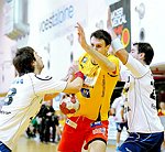 16.12.2011, Krems, Handball, Handball Liga Austria, HLA, UHK Krems, HC Hard<br>TANASKOVIC Marko, BELAS Ivica, KNAUTH Michael<br><br><br>Copyright DIENER / Zierlinger Karl<br>Marktgasse 3-7 / 4 / 5 / 21<br>A-1090 Wien<br>Telefax +43 1 955 32 35<br>Mobil +43 676 629 98 51<br>BA-CA<br>Bank Nr. 12000<br>Account Nr. 00712 223 783<br>e-mail: agentur@diener.at<br>Datenbank: www.diener.at