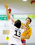 16.12.2011, Krems, Handball, Handball Liga Austria, HLA, UHK Krems, HC Hard<br>TANASKOVIC Marko, CHALUPA Georg<br><br><br>Copyright DIENER / Zierlinger Karl<br>Marktgasse 3-7 / 4 / 5 / 21<br>A-1090 Wien<br>Telefax +43 1 955 32 35<br>Mobil +43 676 629 98 51<br>BA-CA<br>Bank Nr. 12000<br>Account Nr. 00712 223 783<br>e-mail: agentur@diener.at<br>Datenbank: www.diener.at