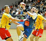 08.10.2011;  Krems;  Handball;  HLA;  UHK Krems - HIT Tirol;<br>VIZVARY Kristof, KAINMUELLER Klemens, BELAS Ivica<br><br>Copyright DIENER / Zierlinger Karl<br>Marktgasse 3-7 / 4 / 5 / 21<br>A-1090 Wien<br>Telefax +43 1 955 32 35<br>Mobil +43 676 629 98 51<br>BA-CA<br>Bank Nr. 12000<br>Account Nr. 00712 223 783<br>e-mail: agentur@diener.at<br>Datenbank: www.diener.at