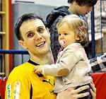 03.12.2011, Krems, Handball, Handball Liga Austria, HLA, UHK Krems, Union Leoben<br>BELAS Ivica mit Tochter<br><br><br>Copyright DIENER / Zierlinger Karl<br>Marktgasse 3-7 / 4 / 5 / 21<br>A-1090 Wien<br>Telefax +43 1 955 32 35<br>Mobil +43 676 629 98 51<br>BA-CA<br>Bank Nr. 12000<br>Account Nr. 00712 223 783<br>e-mail: agentur@diener.at<br>Datenbank: www.diener.at